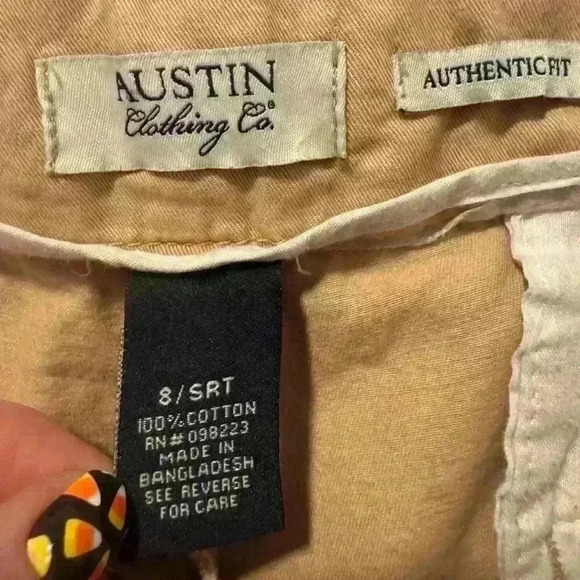 Women’s Tan Austin Company Short Pants - Picture 2 of 6